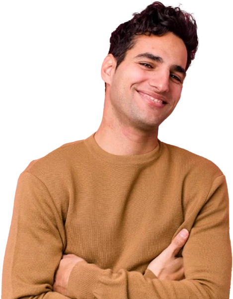 Chico con brazos cruzados