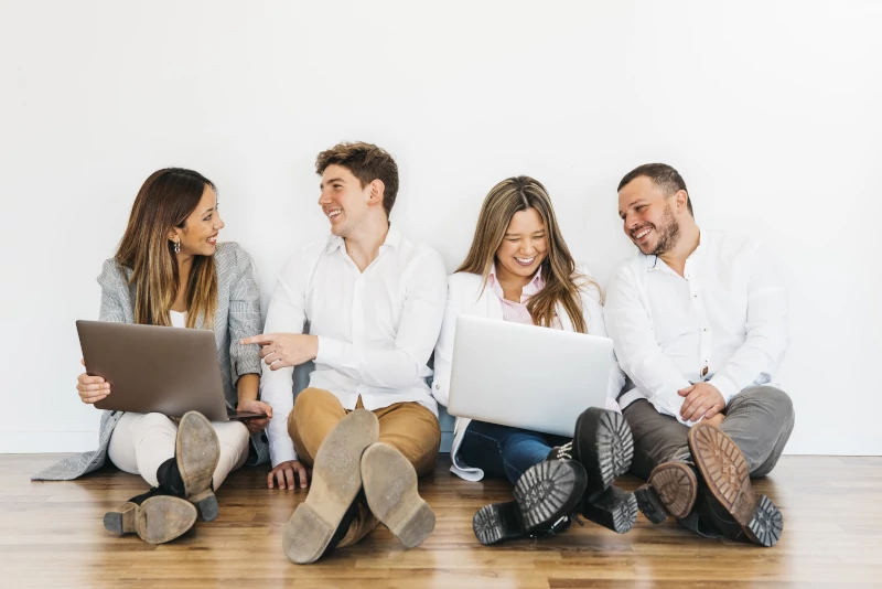 cuatro personas de distintas nacionalidades conviviendo